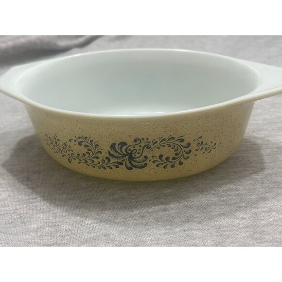 Vintage Homestead Tan and Blue Pyrex Bowl 1.5 Quart Casserole Bowl Double Spout - Picture 1 of 5